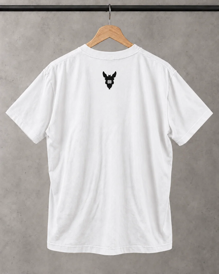 Camiseta blanca, referencia 3, espalda: Emblema BB