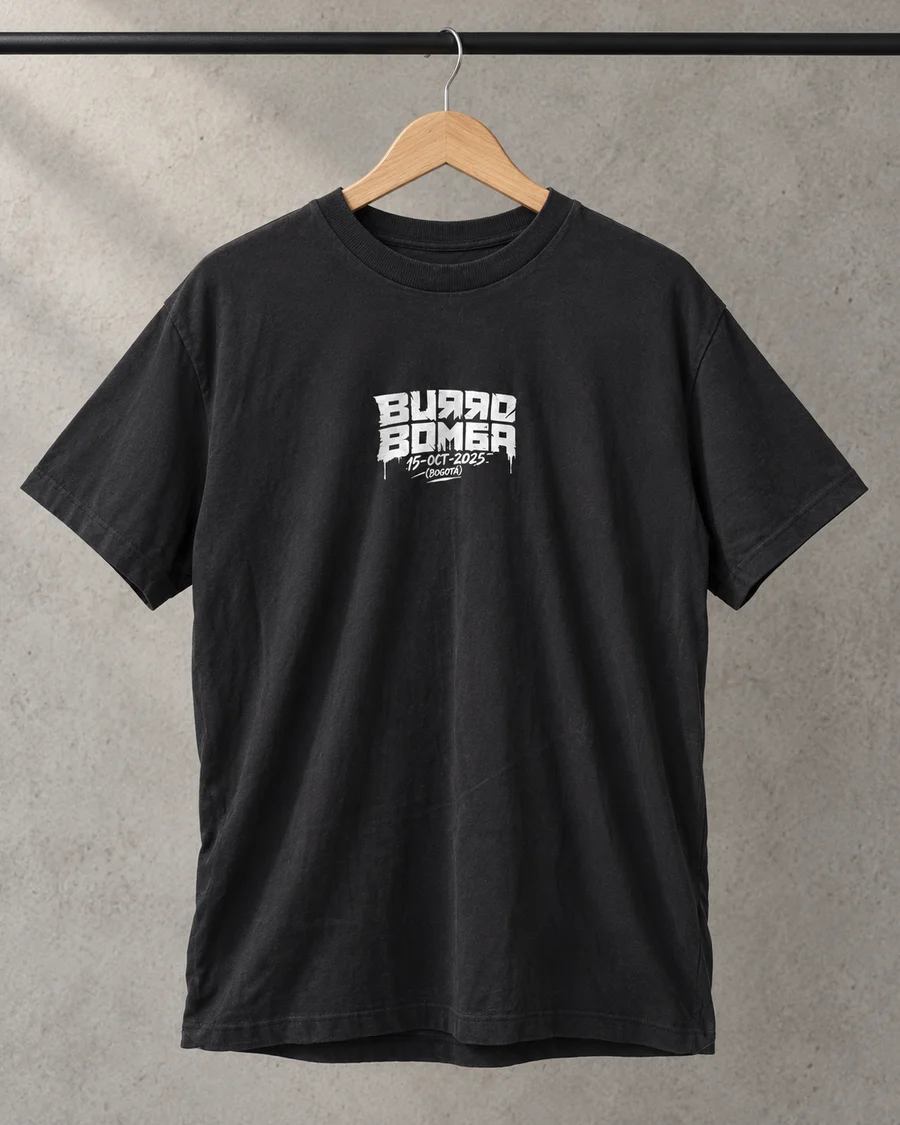Camiseta negra, referencia 1, frente: Logo con fecha