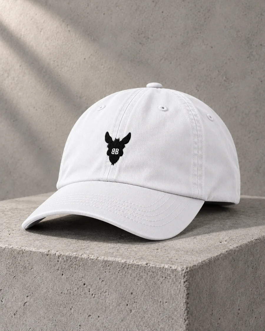 Gorra blanca con emblema bb, referencia 4