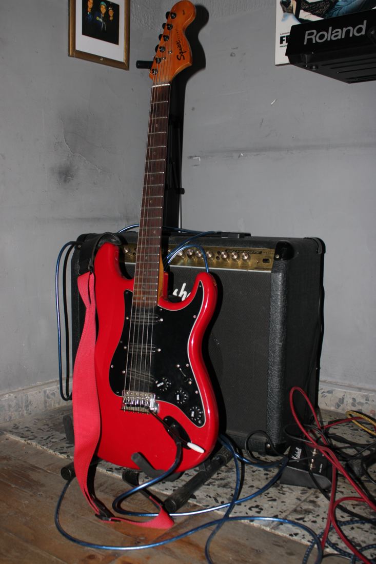 El rig, listo antes de tocar — La Cueva, Bogotá, 27 jun 2026