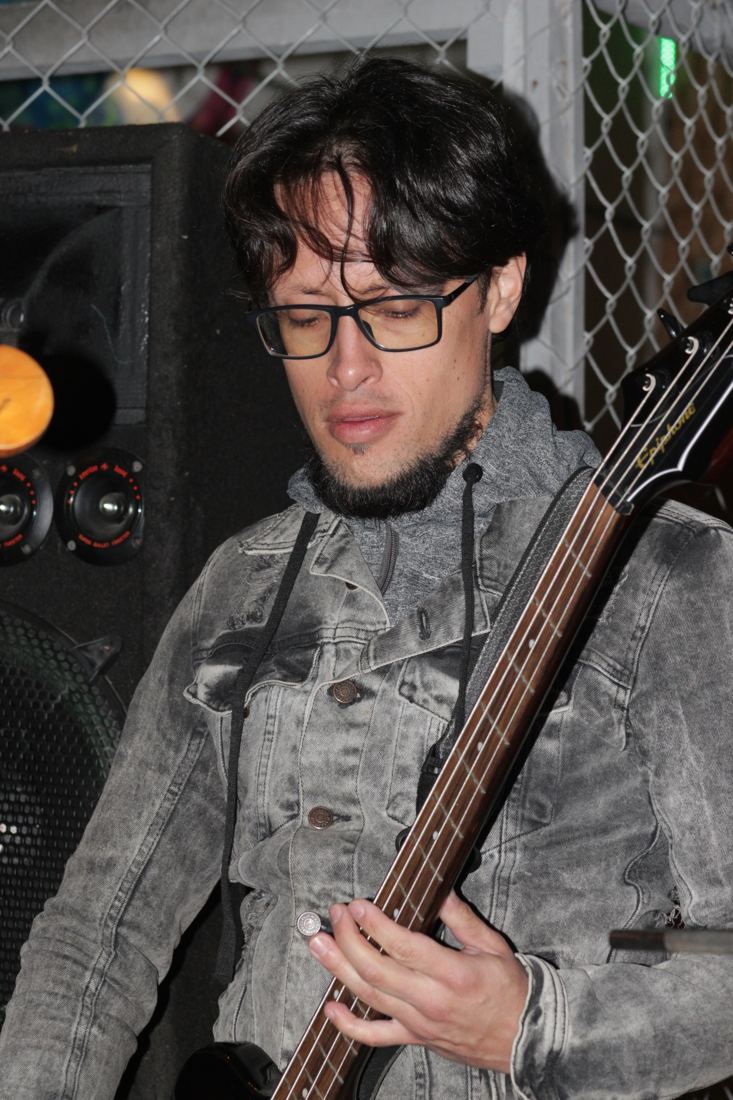 Oscar en el bajo — La Cueva, Bogotá, 27 jun 2026